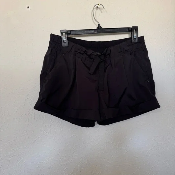 Lululemon Spring Break Away Black Shorts Size 8 - Picture 1 of 8